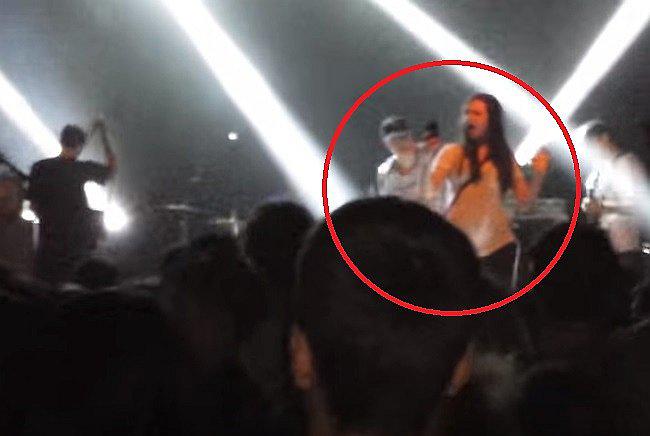 VIDEO: Cantante empuja a chica del escenario por tomarse un selfie en concierto