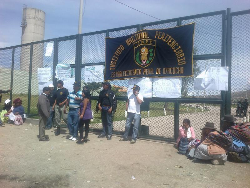 Agentes del Inpe no permiten ingreso de familiares al penal