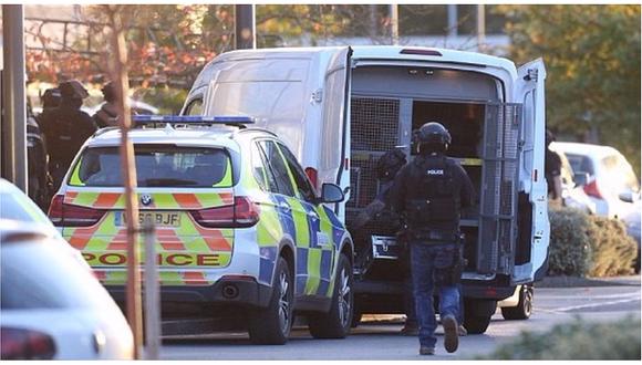 Reino Unido: sujeto armado toma rehenes en centro comercial 
