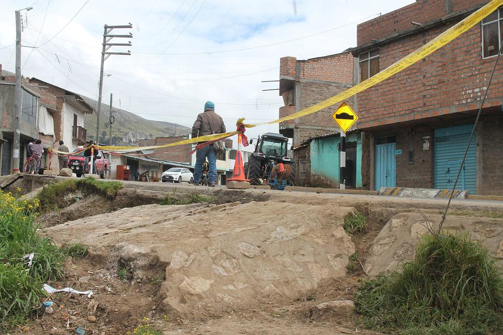 Temor de pobladores por erosión de la base de vía central de Acostambo