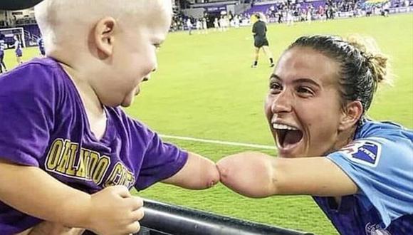 Mira el conmovedor saludo de un niño sin antebrazo a una futbolista con la misma discapacidad 