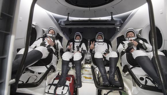El astronauta de la Agencia de Exploración Aeroespacial de Japón (JAXA) Aki Hoshide, y sus compañeros dentro de la nave espacial SpaceX Crew Dragon Endeavor a bordo del Navegador SpaceX GO barco de recuperación poco después de haber aterrizado en el Golfo de México frente a la costa de Pensacola, Florida, el 8 de noviembre de 2021. (Foto: Aubrey GEMIGNANI / NASA / AFP)