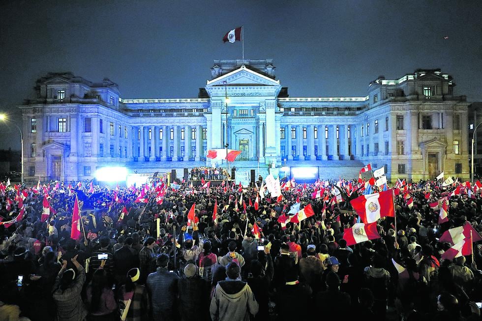 Multitudinaria manifestación se apostó al frente de Palacio de Justicia.
Foto: Julio Reaño / @photo.gec