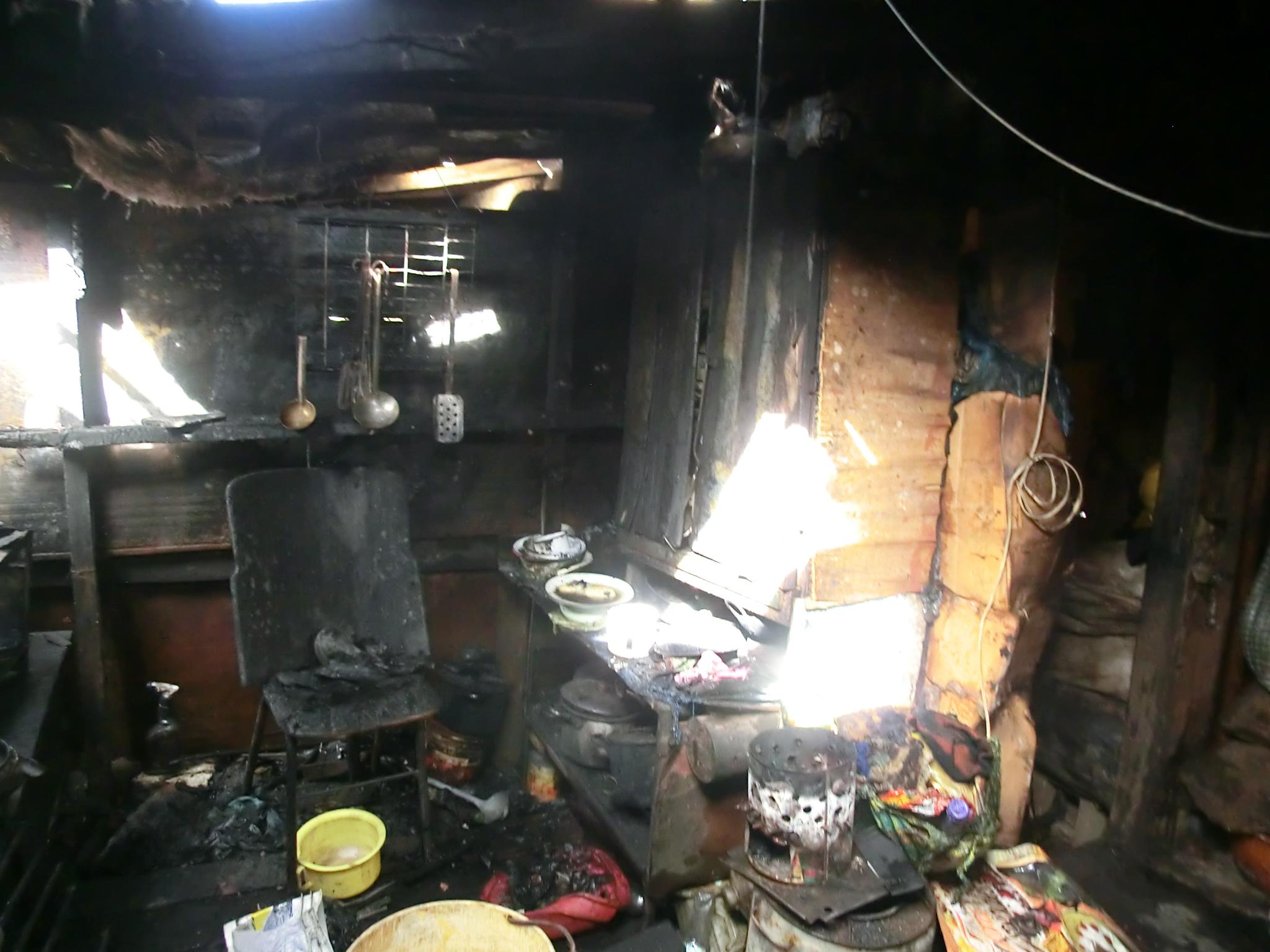 Familia se queda en la calle tras incendio de su vivienda