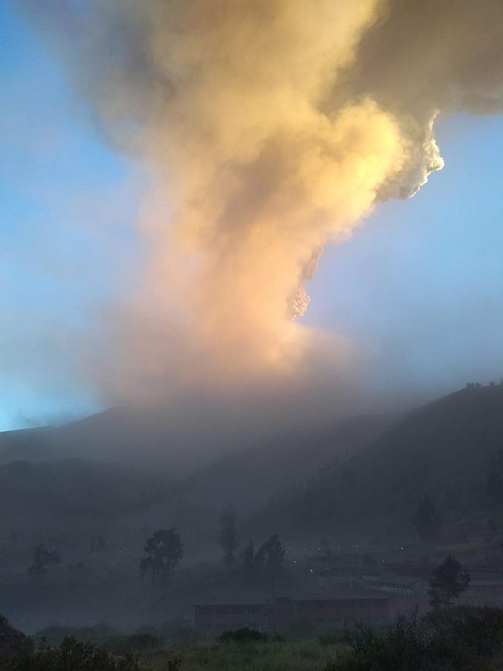 Volcán Ubinas: humareda supera los 5000 metros de altura y se registran explosiones (FOTOS)