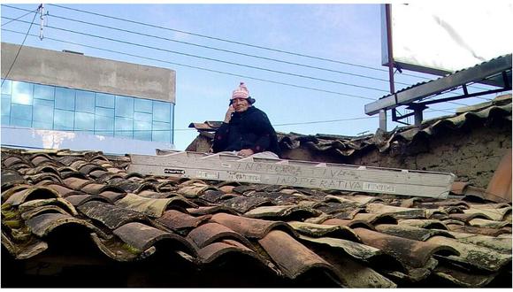 ​Madre se trepa al techo de su casa para pedir que no le quiten terreno (VIDEO)