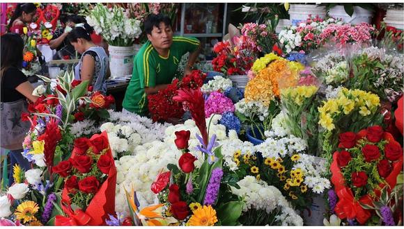 Piuranos abarrotan los puestos de venta de flores (VIDEO)