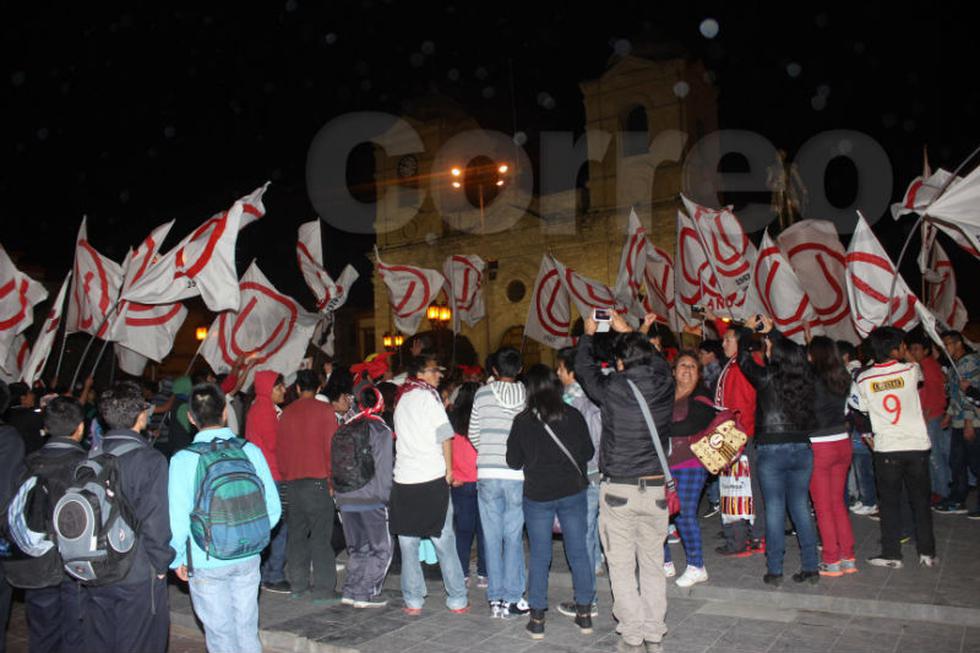 Hinchas cremas "toman"  centro de Huancayo (VIDEO)