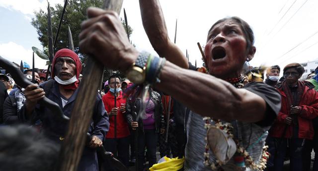 Guerreros de la Amazonía ecuatoriana se unieron a las protestas de indígenas en Quito, Ecuador, contra las medidas económicas del Gobierno. (Foto: EFE)