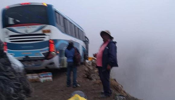 Bus casi termina en abismo por evitar choque con tráiler en Matarani