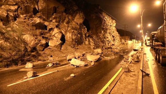 Deslizamiento de rocas ocasiona tráfico en el km 22 de la carretera central. Foto: Cesar Grados/GEC