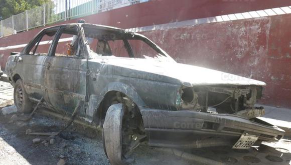 Vándalos incendian vehículo del Instituto Honorio Delgado (VIDEO)