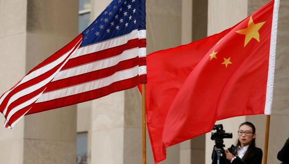 FOTO DE ARCHIVO: Las banderas de Estados Unidos y China en el edificio del Pentágono en Arlington, estado de Virginia, EEUU, el 9 de noviembre de 2018. REUTERS/Yuri Gripas