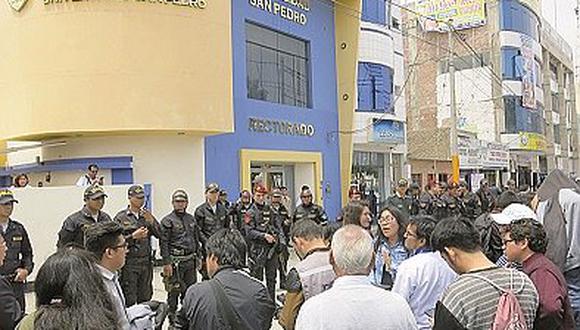 Chimbote: Estudiantes y egresados de   la USP toman rectorado