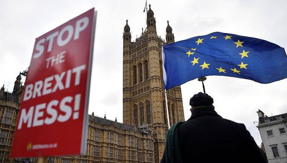 Parlamento británico rechaza acuerdo de Brexit por aplastante mayoría