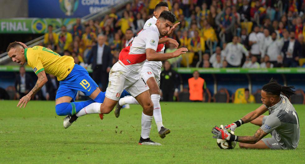 Peru's goalkeeper Pedro Gallese stops a ball as Brazil's Everton (L) collides with Peru's Carlos Zambrano and Christofer Gonzales during their Copa America football tournament final match at Maracana Stadium in Rio de Janeiro, Brazil, on July 7, 2019. / AFP / Luis Acosta

