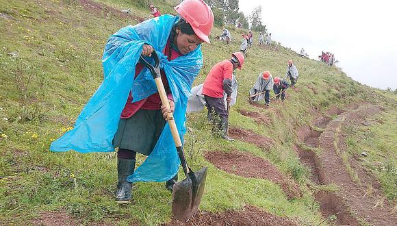 Pobladores de Chinchero trabajan en labores de prevención ante lluvias