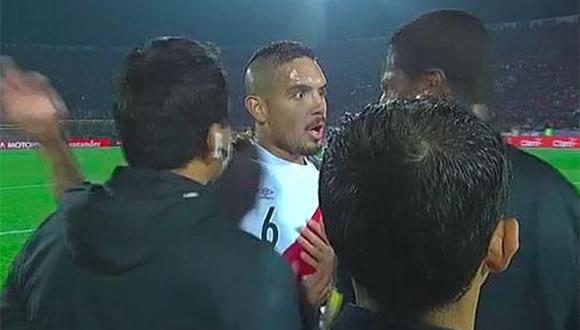  Perú vs Chile: el momento en que Juan Vargas "le hizo el pare" al árbitro  (VIDEO)