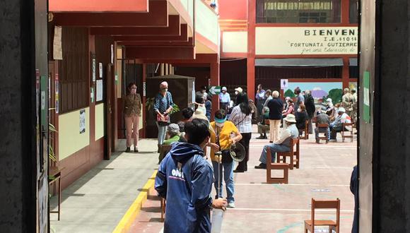Adultos mayores esperan 4 horas para empezar a votar en Arequipa| Foto: Juan Guillermo Mamani