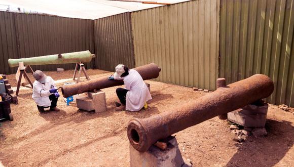 Los cañones son restaurados por especialistas de Prolima. (Foto: Municipalidad de Lima)