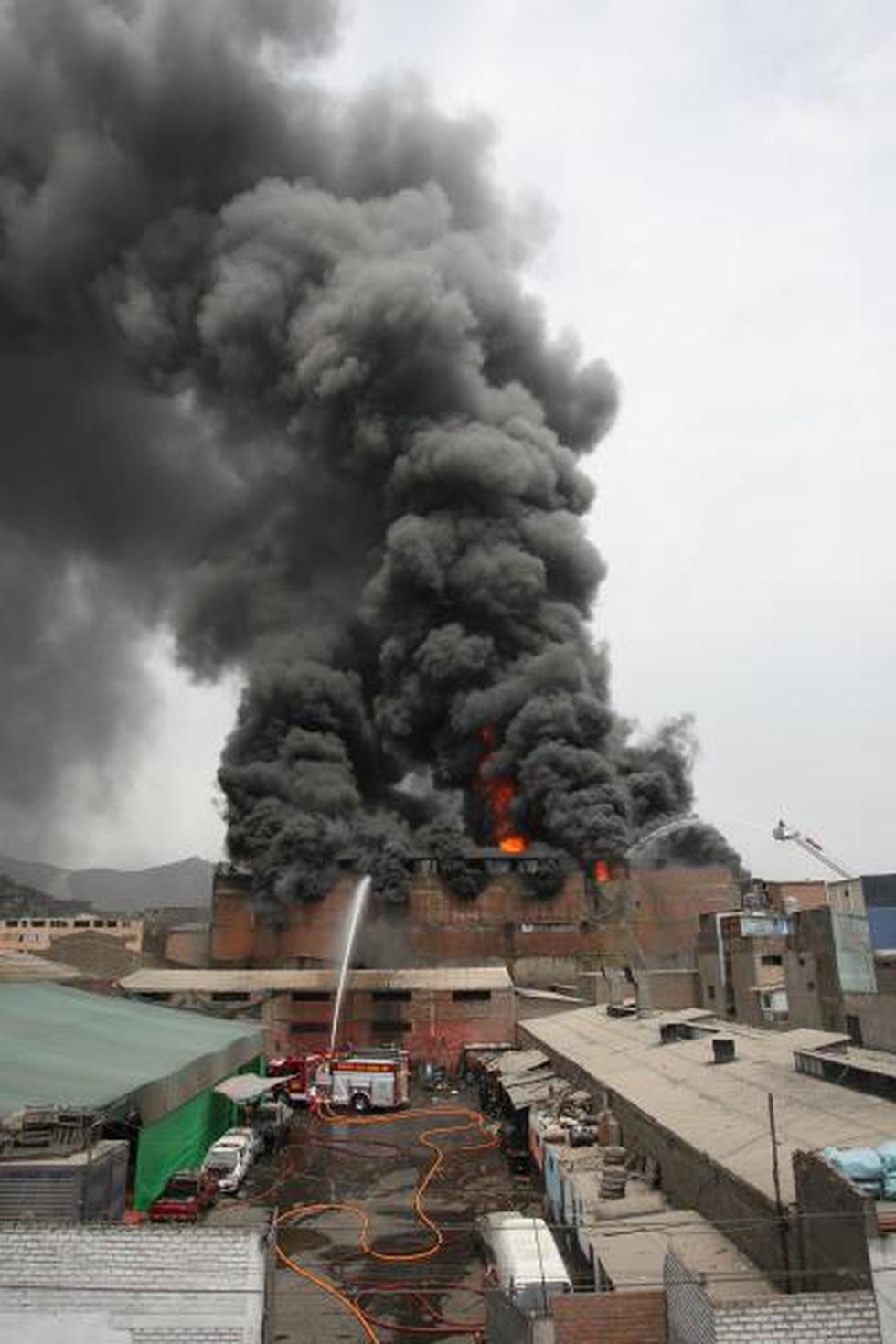 FOTOS: Bomberos lucharon por más cinco horas contra incendio de La Victoria