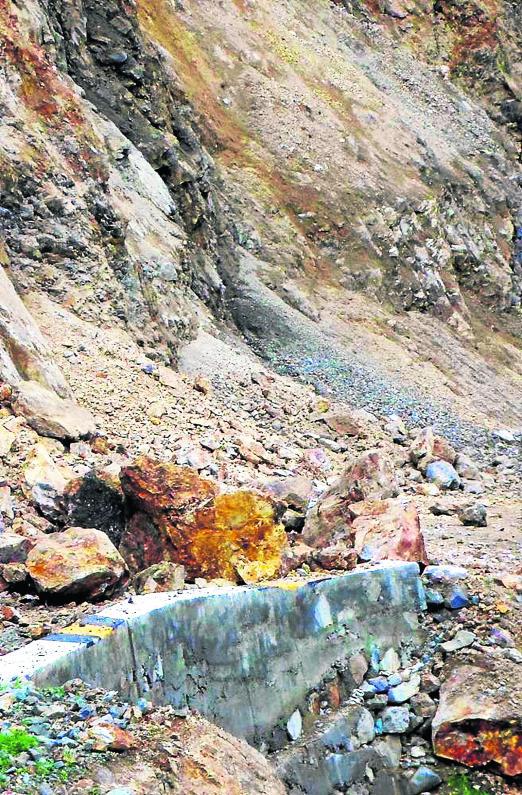 Deslizamiento cae sobre pobladora