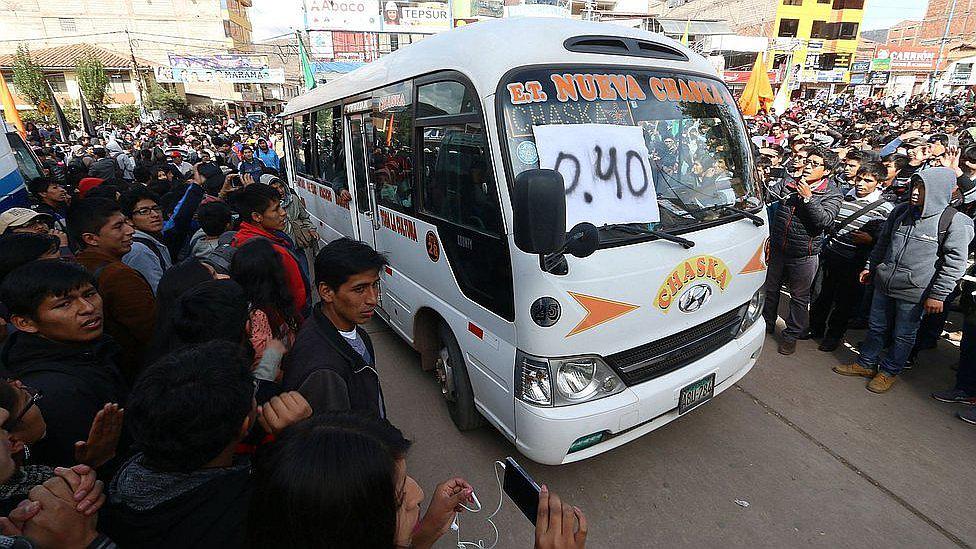 Alcalde de Cusco califica de 'ilegal' alza de pasaje urbano