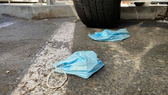 Se ve una máscara protectora desechada al costado de la carretera en Los Ángeles el 21 de noviembre de 2020. (Foto de Chris DELMAS / AFP)