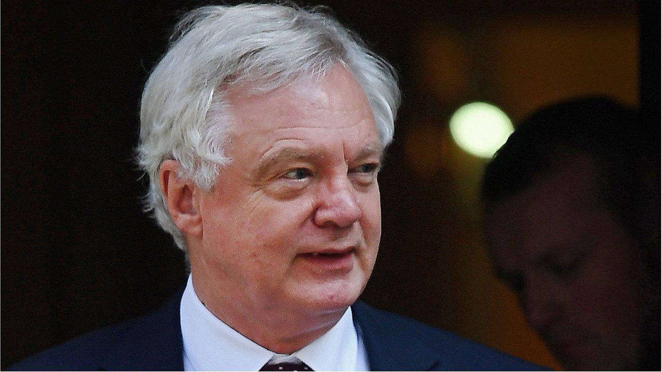 Reino Unido: Renuncia el ministro británico para el 'Brexit'