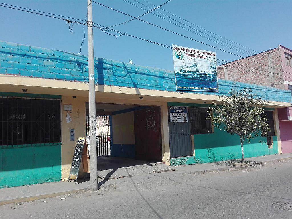 Local comunal enfrenta a vecinos