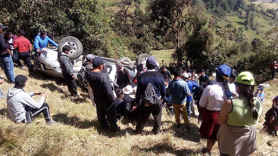 Cinco muertos y cinco heridos al caer dos camionetas a un abismo 