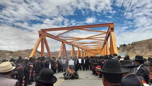 Pobladores de Ilave cerraron el puente Internacional. Puno. Foto/Difusión.