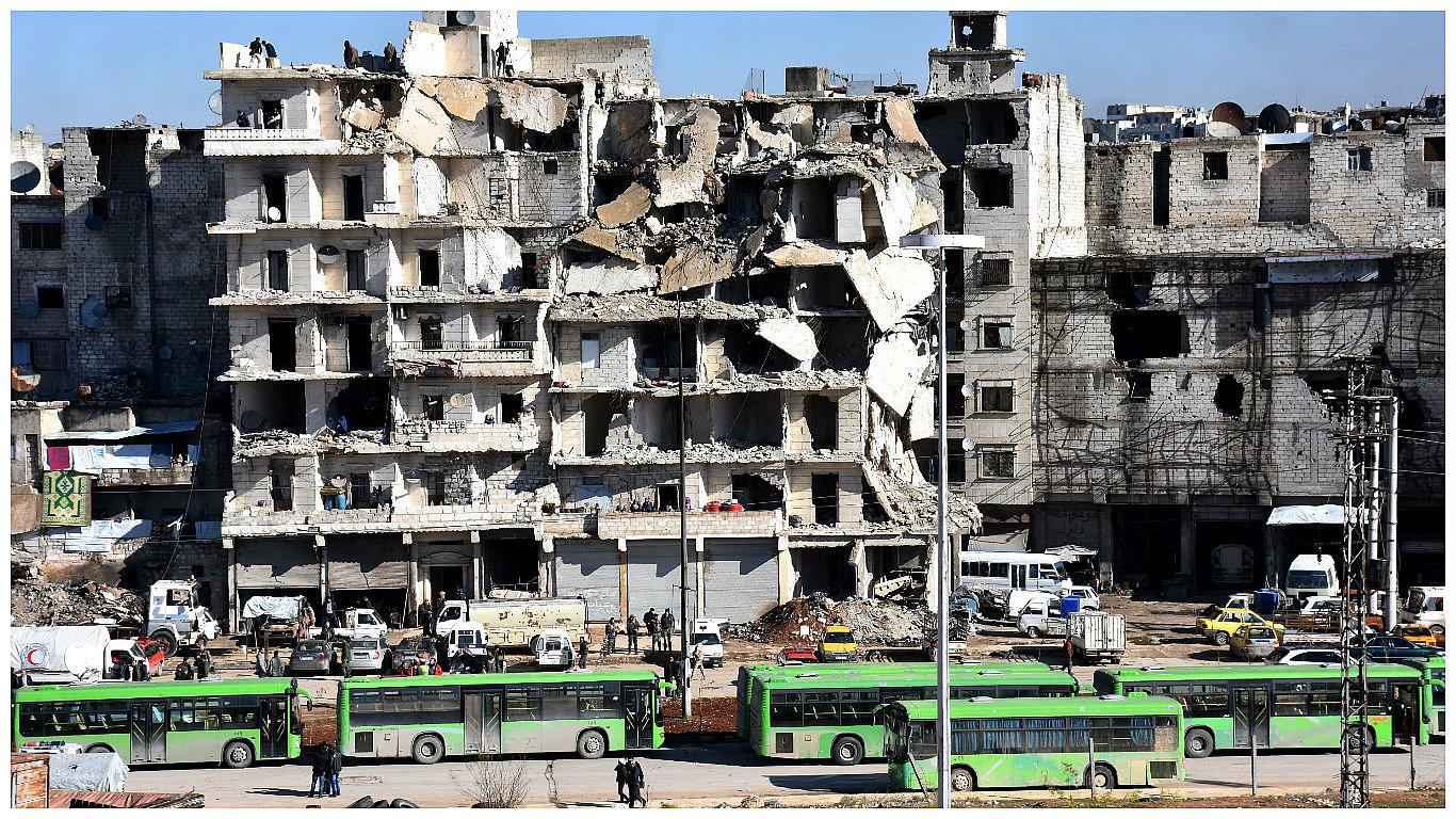 Siria: La evacuación de la zona sitiada de Alepo empieza entre disparos cruzados