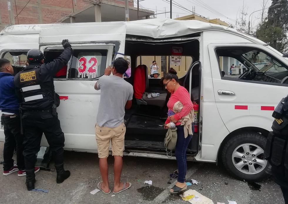 Combi con pasajeros choca con camioneta chilena y luego vuelca