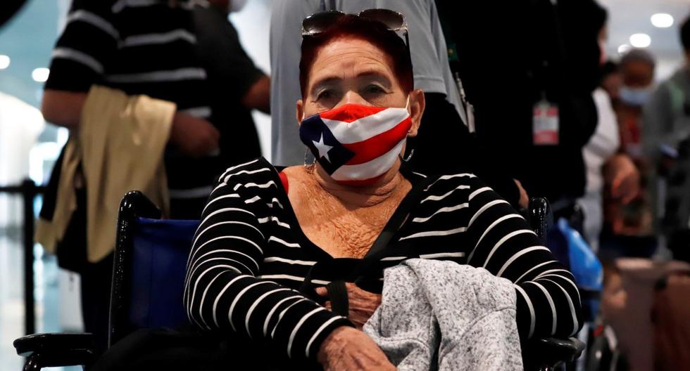 Imagen referencial. Una mujer es vista con un tapabocas con la bandera de Puerto Rico a su llegada al Aeropuerto Luis Muñoz Marín en San Juan. (EFE/Thais Llorca).