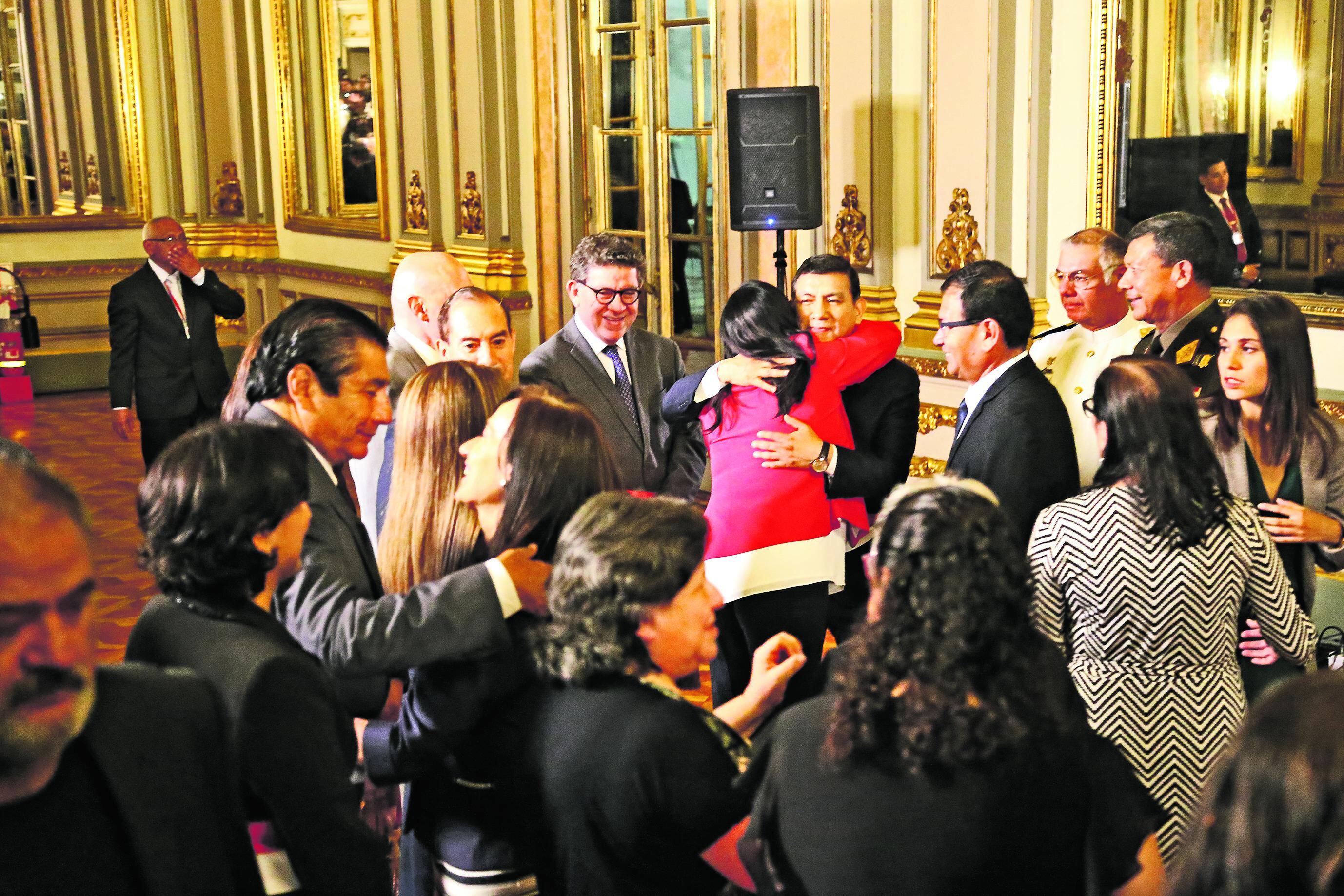 Gobierno pierde tres ministros en un solo día