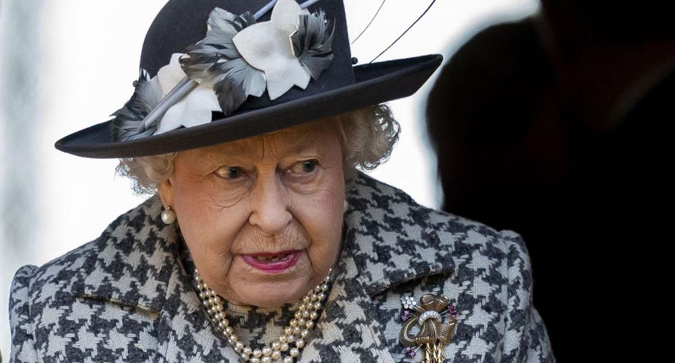 La reina Isabel II de Gran Bretaña se marcha después de un servicio en la iglesia de Santa María la Virgen, Hillington, Norfolk, Gran Bretaña, el 19 de enero de 2020. (EFE/EPA/WILL OLIVER).