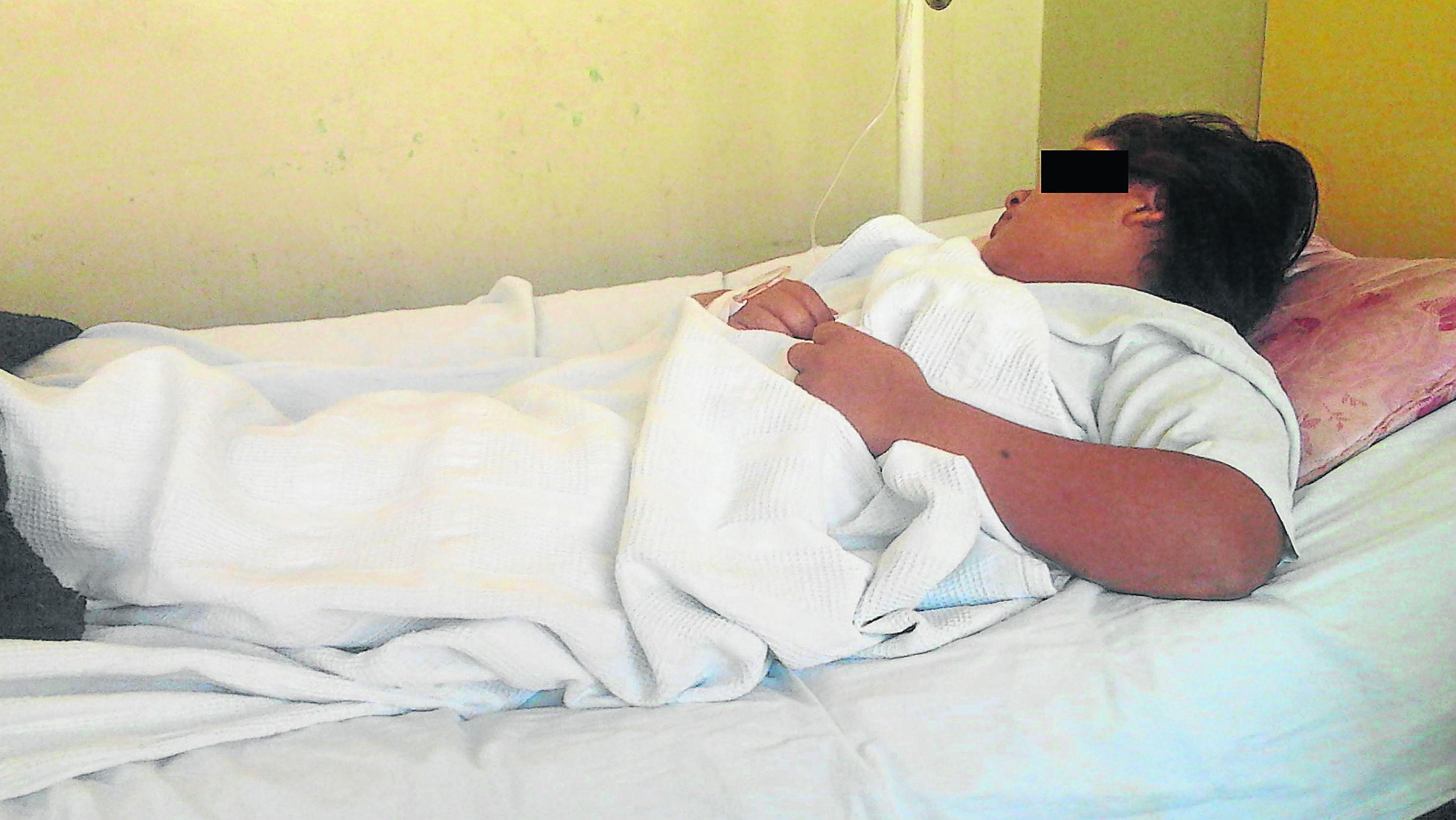 Sujeto atacó a su pareja con  un pico de construcción