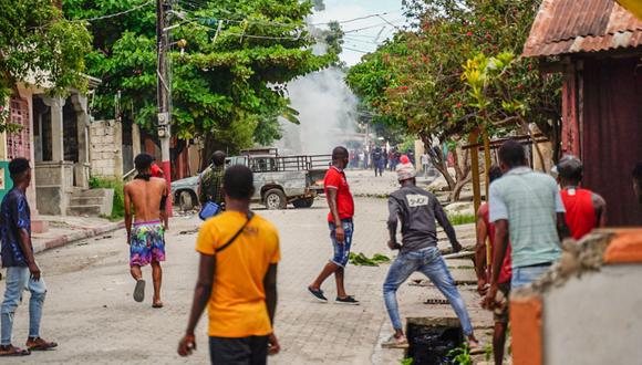 Manifestantes arrojan piedras a la policía durante una manifestación violenta que causó 2 muertos en Petit-Goave, en el sur de Haití, el 29 de agosto de 2022. (Foto de Richard Pierrin / AFP)