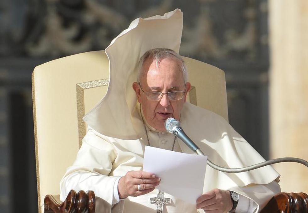 Papa Francisco lucha contra el viento en Plaza de San Pedro (FOTOS)