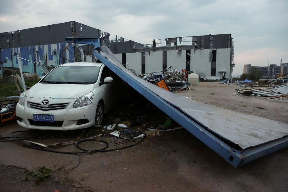 Dos violentos tornados dejaron al menos 12 muertos y más de 400 heridos a su paso por el centro y el este de China, indicaron el sábado las autoridades locales. (Texto y foto: AFP).