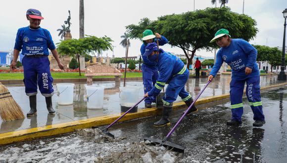 Cuadrillas limpian sectores donde se acumuló el agua a fin de evitar accidentes peatonales y vehiculares.