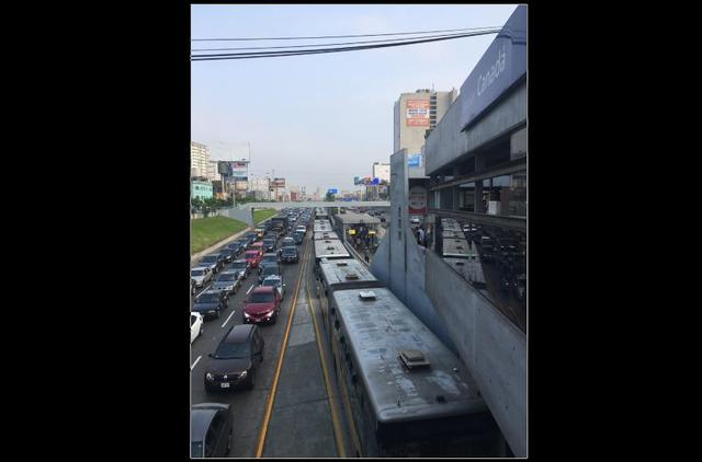Policía Nacional del Perú (PNP) invadió la vía exclusiva del Metropolitano y chocó contra el puente peatonal de la estación Javier Prado. (Foto: @Jorlix)