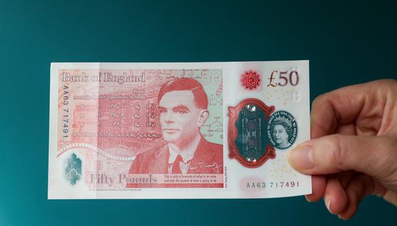 El nuevo billete de cincuenta libras con una imagen del matemático y científico Alan Turing es mostrada por funcionarios del Banco de Inglaterra. (Hollie Adams / POOL / AFP)