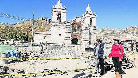 Población y autoridades protestan por paralización de obra en Chivay