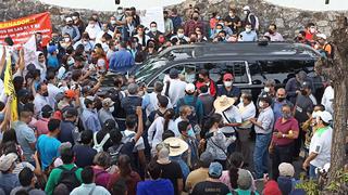 Manifestantes en Chiapas retienen vehículo del presidente AMLO