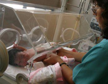 Alumbra bebé en  medio de la calle