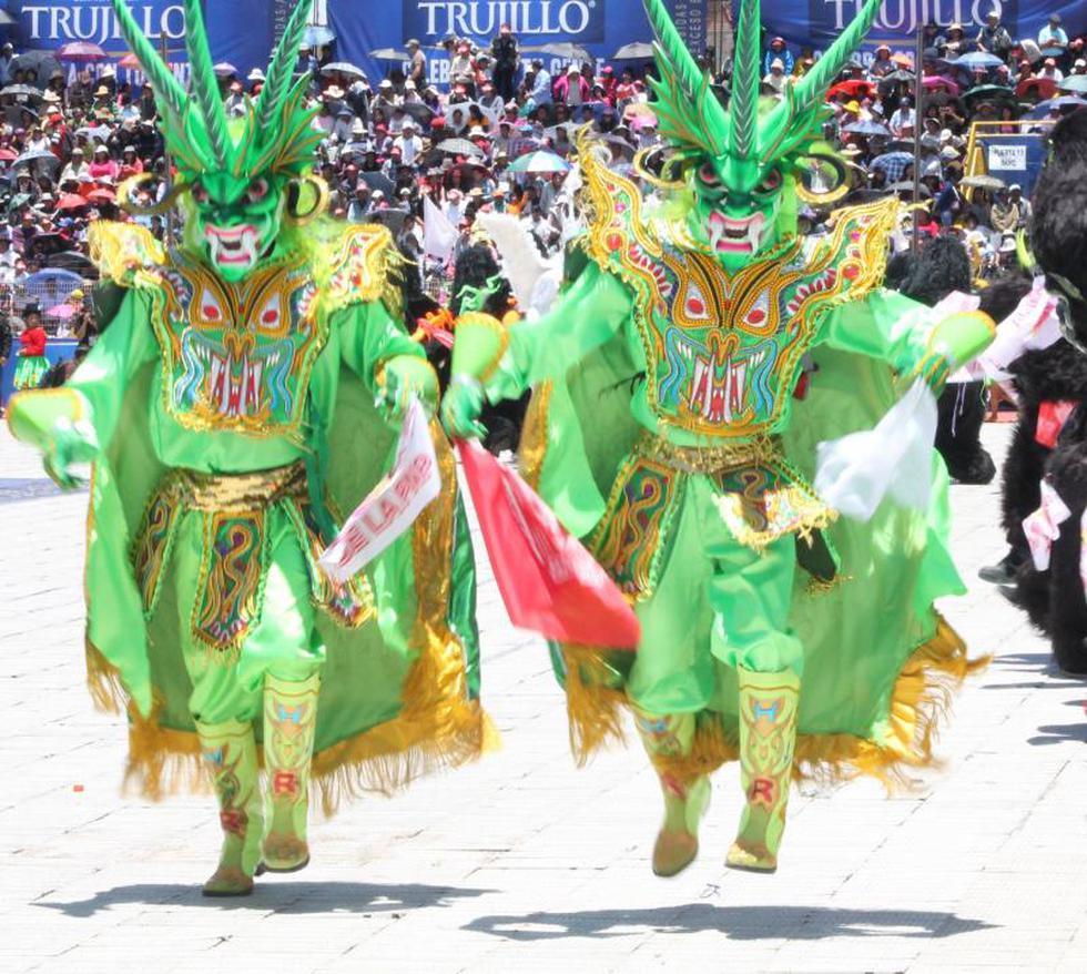 Candelaria: Vistosos trajes en parada folklórica (FOTOS)