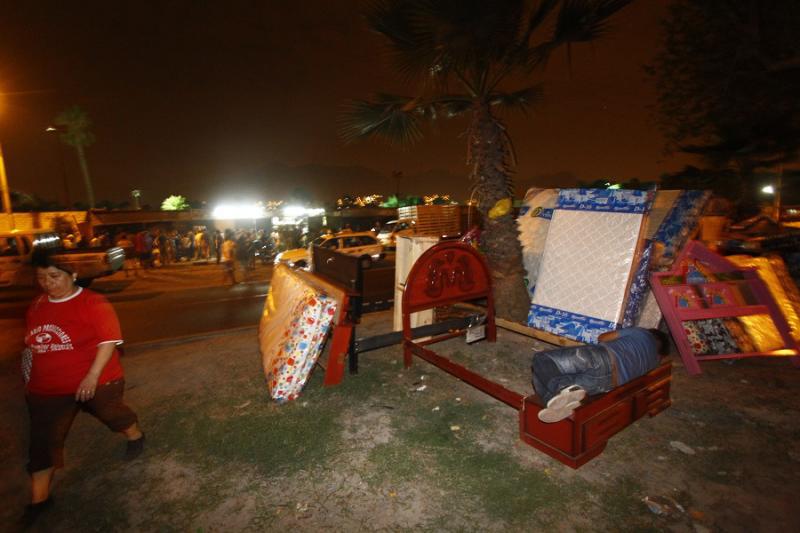 Desalojan a comerciantes de muebles en Comas