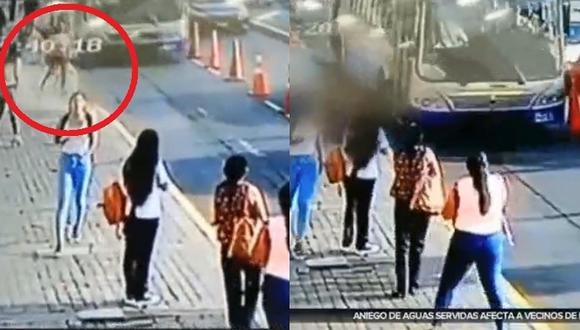 Mujer es embestida por bus del Corredor Azul cuando intentaba subir a un colectivo (VIDEO)